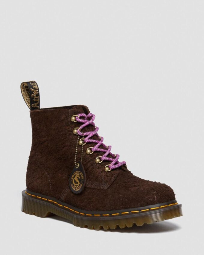 101 Fabriquées en Angleterre Bottines en daim avec détails métalliques 101 Fabriquées en Angleterre Bottines en daim avec détails métalliques