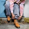 101 Fabriquées en Angleterre Bottines en daim avec détails métalliques 101 Fabriquées en Angleterre Bottines en daim avec détails métalliques