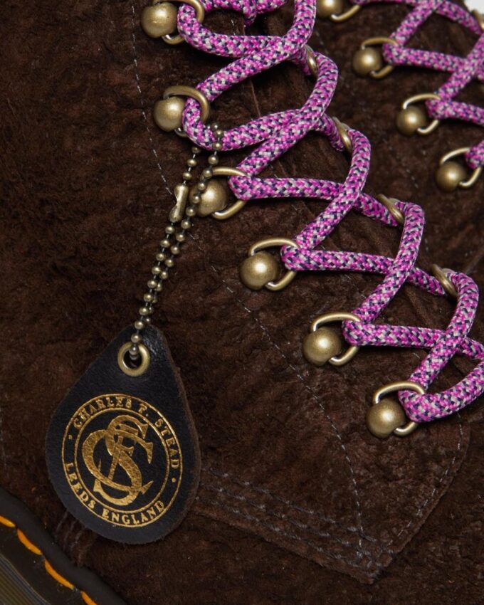 101 Fabriquées en Angleterre Bottines en daim avec détails métalliques 101 Fabriquées en Angleterre Bottines en daim avec détails métalliques