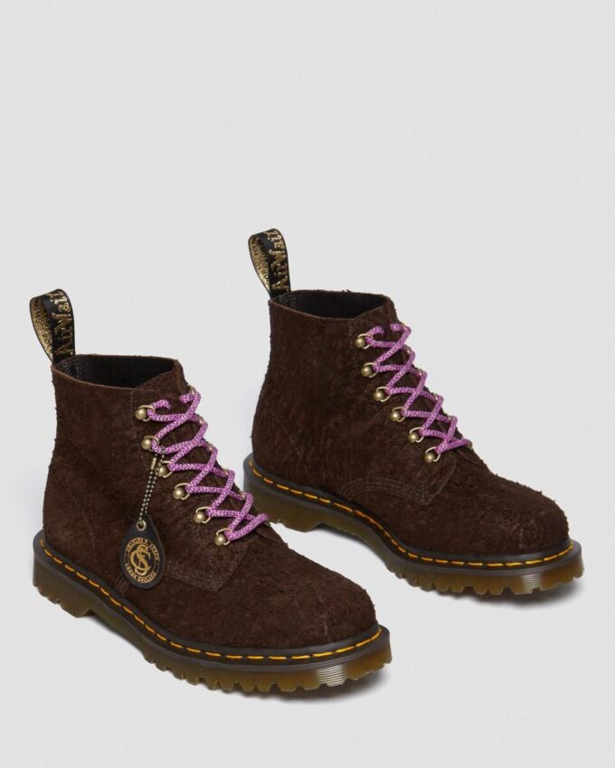 101 Fabriquées en Angleterre Bottines en daim avec détails métalliques 101 Fabriquées en Angleterre Bottines en daim avec détails métalliques