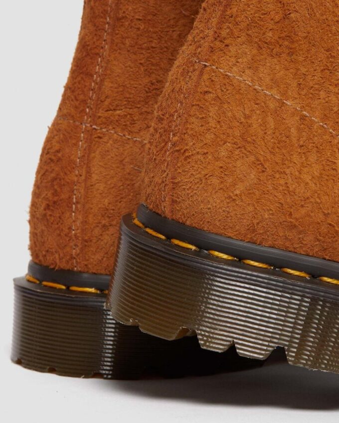 101 Fabriquées en Angleterre Bottines en daim avec détails métalliques 101 Fabriquées en Angleterre Bottines en daim avec détails métalliques