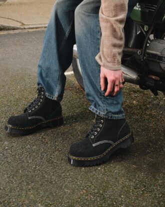 1460 Bottines à lacets en daim embossé fabriquées en Angleterre