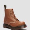 1460 Fabriquées en Angleterre Bottes à bout carré en cuir embossé Soft Boa 1460 Fabriquées en Angleterre Bottes à bout carré en cuir embossé Soft Boa