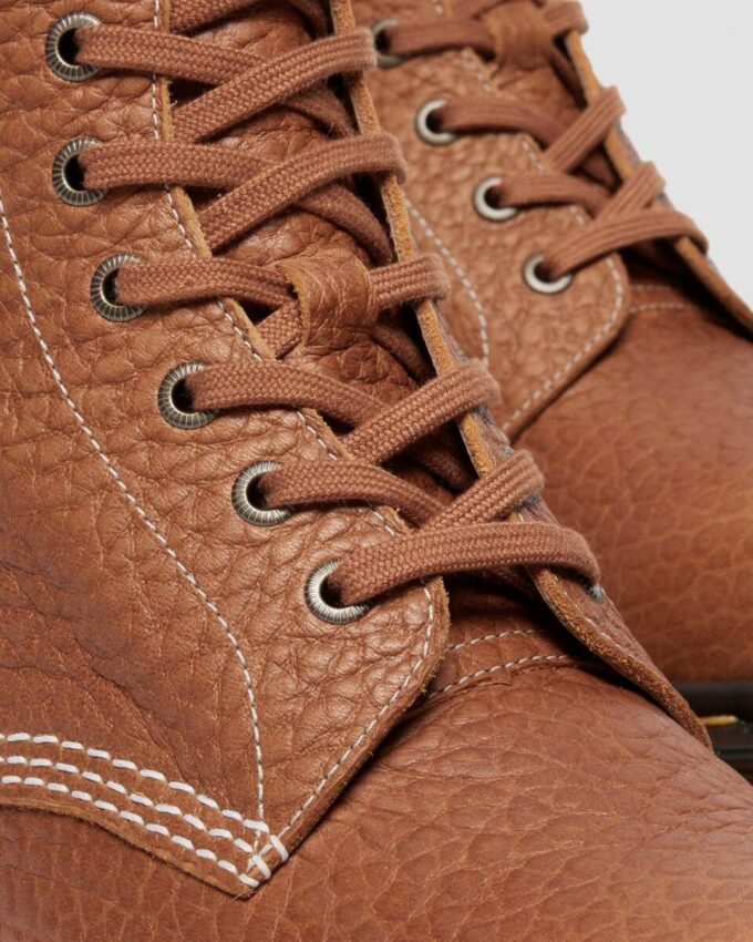 1460 Fabriquées en Angleterre Bottes à bout carré en cuir embossé Soft Boa 1460 Fabriquées en Angleterre Bottes à bout carré en cuir embossé Soft Boa