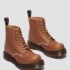1460 Fabriquées en Angleterre Bottes à bout carré en cuir embossé Soft Boa 1460 Fabriquées en Angleterre Bottes à bout carré en cuir embossé Soft Boa