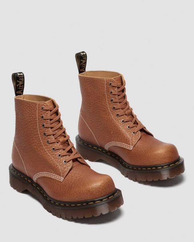 1460 Fabriquées en Angleterre Bottes à bout carré en cuir embossé Soft Boa 1460 Fabriquées en Angleterre Bottes à bout carré en cuir embossé Soft Boa