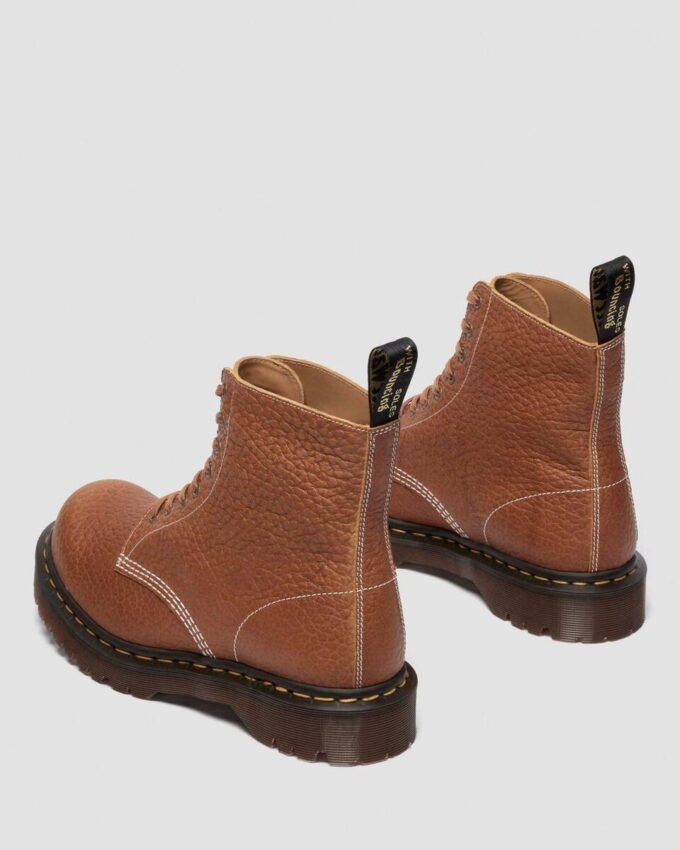 1460 Fabriquées en Angleterre Bottes à bout carré en cuir embossé Soft Boa 1460 Fabriquées en Angleterre Bottes à bout carré en cuir embossé Soft Boa