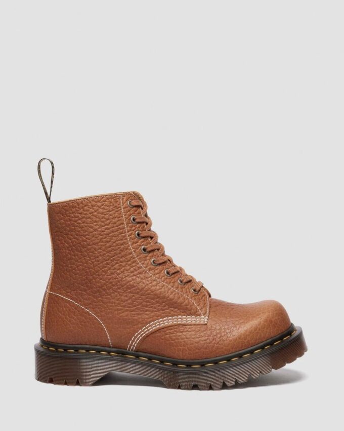 1460 Fabriquées en Angleterre Bottes à bout carré en cuir embossé Soft Boa 1460 Fabriquées en Angleterre Bottes à bout carré en cuir embossé Soft Boa
