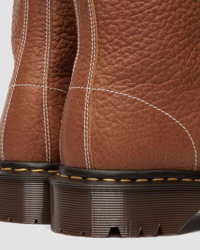 1460 Fabriquées en Angleterre Bottes à bout carré en cuir embossé Soft Boa 1460 Fabriquées en Angleterre Bottes à bout carré en cuir embossé Soft Boa