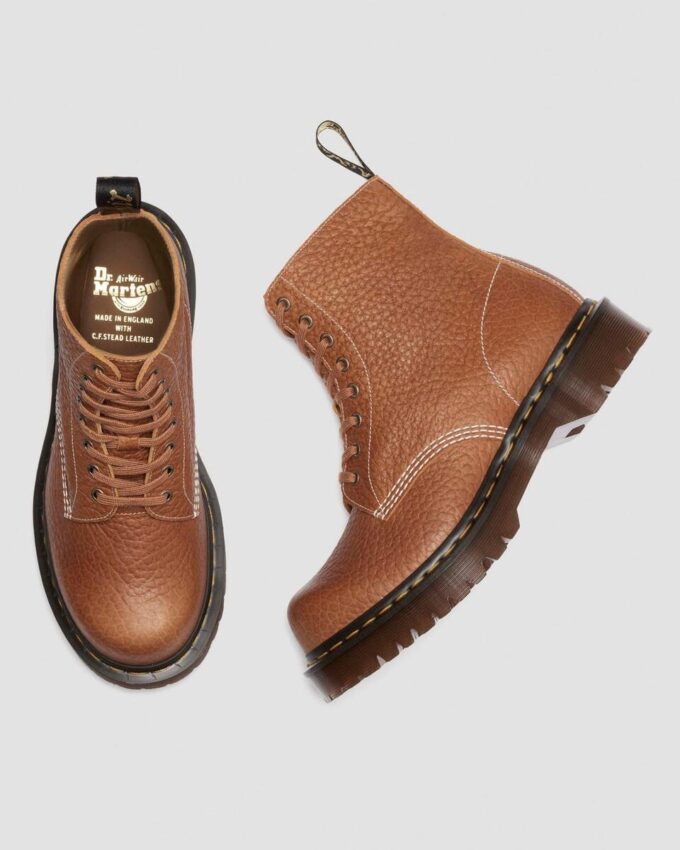 1460 Fabriquées en Angleterre Bottes à bout carré en cuir embossé Soft Boa 1460 Fabriquées en Angleterre Bottes à bout carré en cuir embossé Soft Boa