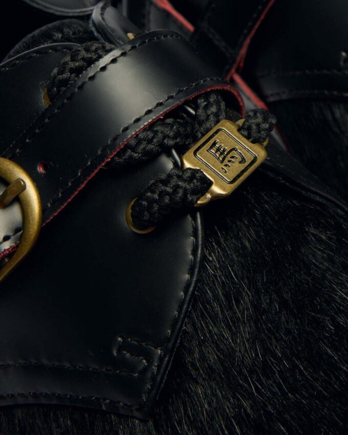 1461 YEAR OF THE HORSE Chaussures à lacets en cuir lisse et poilu 1461 YEAR OF THE HORSE Chaussures à lacets en cuir lisse et poilu