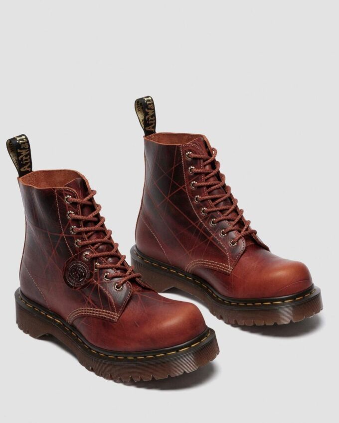 Bottes à bout carré en cuir 1460 Pascal Bex fabriquées en Angleterre Bottes à bout carré en cuir 1460 Pascal Bex fabriquées en Angleterre