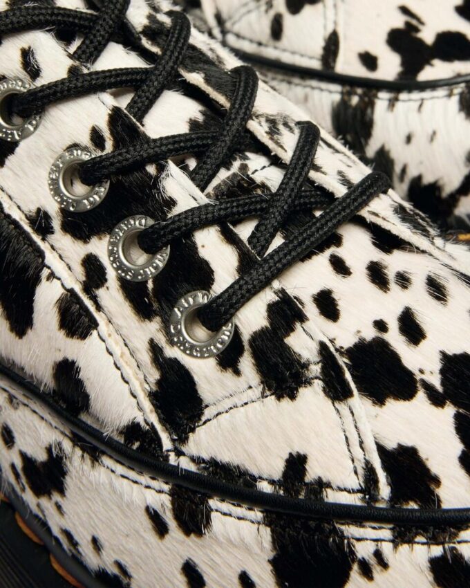 BUZZ Chaussures à 5 œillets en cuir dalmatien BUZZ Chaussures à 5 œillets en cuir dalmatien