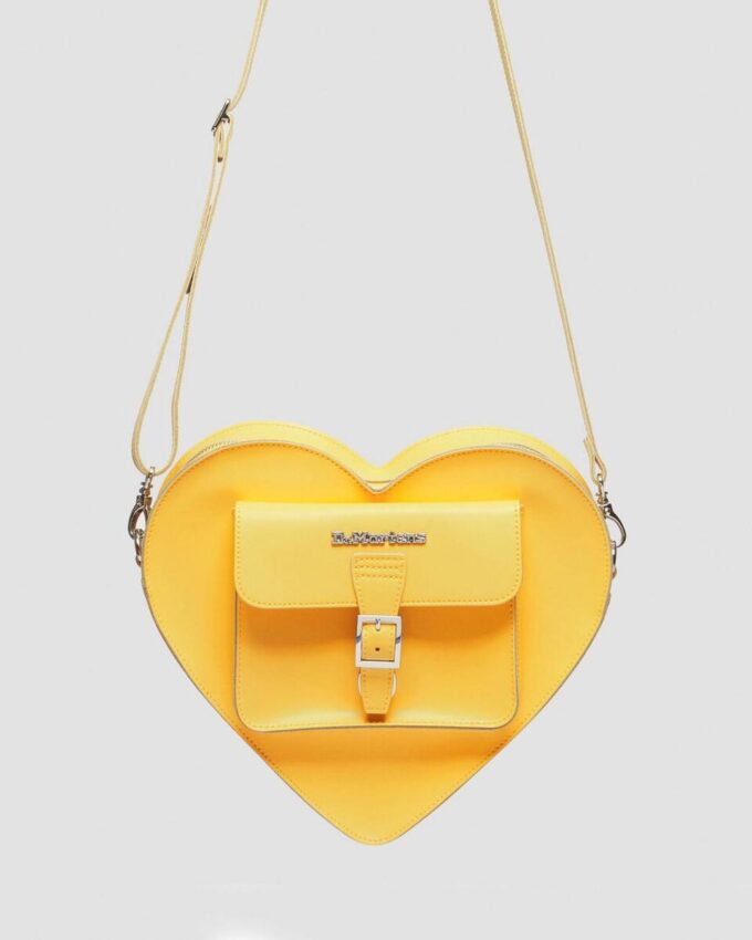 Sac en cuir Kiev avec ferrures en forme de cœur Sac en cuir Kiev avec ferrures en forme de cœur