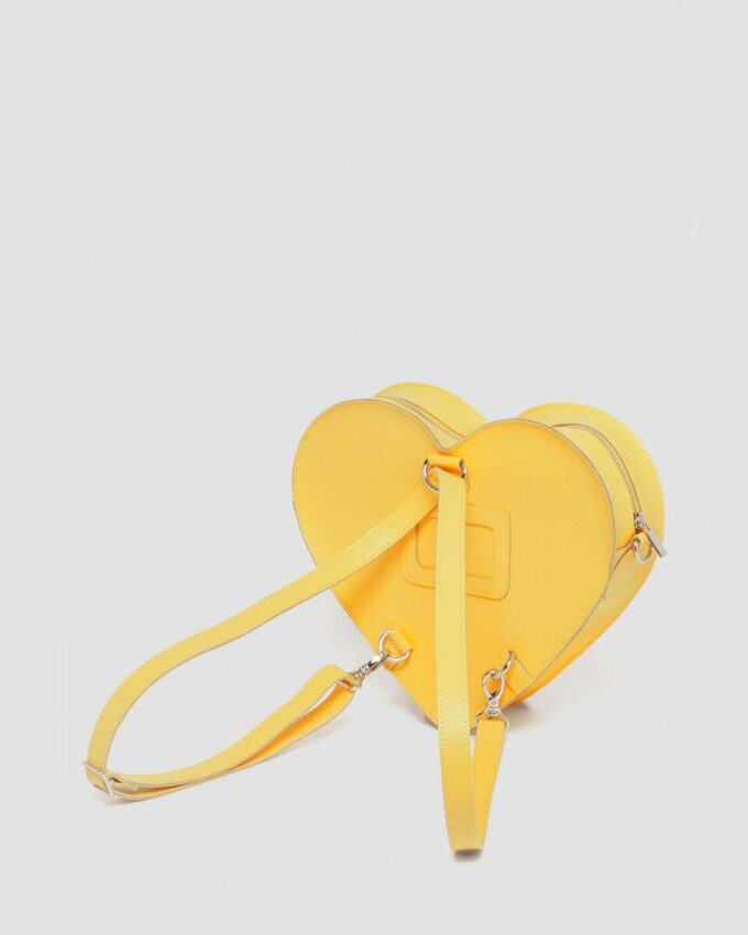 Sac en cuir Kiev avec ferrures en forme de cœur Sac en cuir Kiev avec ferrures en forme de cœur