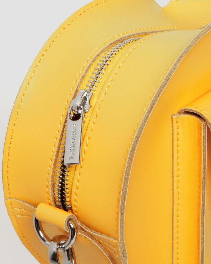 Sac en cuir Kiev avec ferrures en forme de cœur Sac en cuir Kiev avec ferrures en forme de cœur